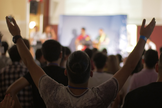 Iranianos em culto de treinamento para ministrar jovens em seu país. (Foto: Elam Ministries)
