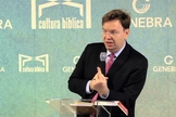 William Douglas é juiz federal e também é pastor auxiliar, além de pregar com frequência em igrejas de diversas denominações. (Imagem: Youtube)