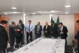 Presidente orou com líderes evangélicos em Brasília. (Foto: Reprodução/Jair Bolsonaro)