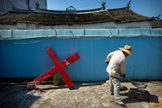 Cruz que foi derrubada por funcionários do governo chinês em uma igreja protestante no vilarejo de Taitou, na província de Zhejiang, em 2015.  (Foto: Mark Schiefelbein / Associated Press)