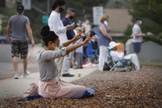 Mulher ora em frente ao colégio Mt. Carmel durante o evento “We Pray San Diego”, na Califórnia. (Foto: Nancee E. Lewis/San Diego Union Tribune)