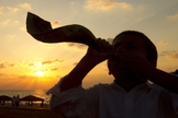 Menino judeu toca o shofar na cidade costeira de Asdode, em Israel. (Foto: AFP/Getty Images/Jack Guez)