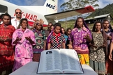 Já se passaram 20 anos desde que o povo Yali recebeu pela última vez novos exemplares da Bíblia em seu idioma. (Foto: Mission Aviation Fellowship)