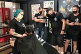 O grupo de barbeiros surpreendeu o empresário André Gonçalves, após ele decidir raspar a cabeça, devido ao tratamento do câncer. (Imagem: Facebook)