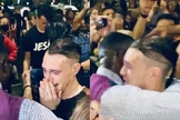 O jovem manifestante aceitou Jesus durante adoração ao ar livre em Chicago, nos EUA. (Foto: Sean Feucht)
