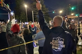 Apoiadores de Trump se reuniram nas próximidades do hospital onde Donald Trump está internado para louvar, pedir orações e mostrar que torcem pela recuperação do presidente. (Foto: Freedom Works)
