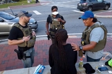 Investigadores conversam com menina resgatada de traficantes, após ação dos 'US Marshals', nos EUA. (Foto: CBN News)