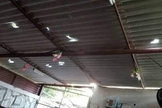Teto de igreja possui vários buracos devido às pedradas. (Foto: Evangelio Completo Roca Eterna)