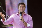 O ex-jogador de futebol americano, Tim Tebow hoje se engaja em ações humanitárias e em falar para jovens, com mensagens de encorajamento e princípios bíblicos. (Foto: William Philpott - The Associated Press)