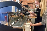 A barista Maddie Sims prepara bebidas na cafeteria Oliver Gospel Roastery. (Foto: Sarah Ellis/The State)