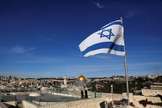 Bandeira de Israel hasteada na Cidade Velha de Jerusalém. (Foto: Ronen Zvulun/Reuters)