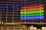 A sede da Comissão Europeia em Bruxelas, iluminada com as cores adotadas pelo movimento LGBT. (Foto: L. Kobus / Comissão Europeia)