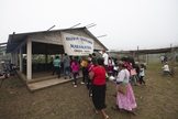 Moradores de uma comunidade vão a uma igreja em La Laguna, no México. (Foto: Samaritan's Purse)