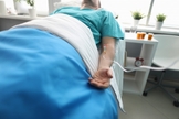 Imagem ilustrativa de homem hospitalizado. (Foto: Kuprevich/Freepik)