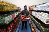 Luander Oliveira, coordenador do Mercado Solidário, em meio às prateleiras com doações. (Foto: Rafaelly Machado)