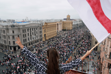 Manifestantes marcham na Praça da Independência em Minsk, na Bielorrússia. (Foto: AP/Evgeniy Maloletka)