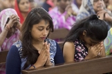 Cristãos participam de momento de oração em igreja )na Índia. (Foto: Getty Images)