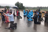 Policiais oram com cristãos em uma ponte sobre o rio Ulúa. (Foto: Policía Nacional de Honduras)