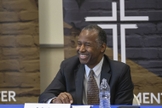 Secretário Dr. Ben. Carson visita prestadores de serviços para moradores de rua, em Detroit, Michigan, em agosto de 2020. (Matthew Koenig / Kalamazoo Gospel Ministries)