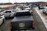 Como os carros foram impedidos de acessar o estacionamento da igreja, acabaram se aglomerando do lado externo do terreno. (Foto: Alberta Press)
