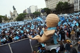 Manifestantes antiaborto fazem protesto ao lado de fora do Congresso Nacional da Argentina, em Buenos Aires. (Foto: Matias Baglietto/Reuters)