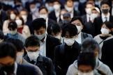 Japoneses caminham pela estação Shinagawa em Tóquio, em meio à pandemia de coronavírus. (Foto: Reuters/Kim Kyung-hoon)