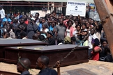 Funeral em massa ocorre após terroristas promoverem massacres em vilas cristãs na Nigéria. (Foto: Reuters)
