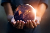 Imagem ilustrativa de mãos humanas e o planeta Terra. (Foto: Shutterstock/Pop Tika)