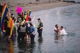 Multidão hostiliza o pregador de rua David Lynn durante batismo na English Bay, em Vancouver, em 31 de agosto de 2020. (Foto: The Canadian Press/Darryl Dyck)