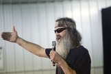 Phil Robertson do Duck Dynasty fala sobre o candidato presidencial republicano Ted Cruz durante um evento de campanha no Johnson County Fairgrounds em 31 de janeiro de 2016 em Iowa City, Iowa. (Foto: Joshua Lott/Getty Images)