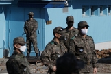 Soldados sul-coreanos em Panmunjom, zona desmilitarizada que separa as duas Coreias. (Foto: Lee Jin-Man-Pool/Getty Images)