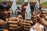 Apoiadores do grupo radical Vishwa Hindu Parishad, na cidade de Ahmedabad, na Índia, em 2013. (Foto: Reuters)