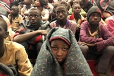 Estudantes são escoltados por militares nigerianos em Katsina, Nigéria, após libertação do sequestro. (Foto: AP/Sunday Alamba)