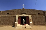Homem adentra igreja nos arredores Cartum, capital do Sudão. (Foto: Reuters/Mohamed Nureldin Abdallah)