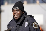 O policial James Wells evacuou pessoas antes de uma explosão no centro de Nashville na manhã de Natal. (Foto: Mark Humphrey/AP)