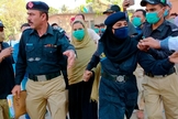 Policiais escoltam a adolescente paquistanesa Arzoo Raja, após sua aparição no Tribunal Superior de Sindh, em Karachi, Paquistão, no dia 3 de novembro de 2020. (Foto: AP Photo/Fareed Khan)