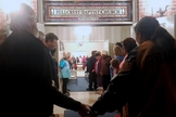 Pessoas deram as mãos para clamar por avivamento em uma igreja batista, na cidade de Savannah, Geórgia, EUA. (Foto: CBN News)