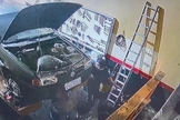 Câmera de segurança registra assalto a uma borracharia em Hortolândia (SP). (Foto: Reprodução/EPTV)