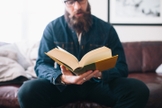 Imagem ilustrativa de homem durante leitura. (Foto: United Church of God)