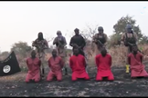 Print do vídeo divulgado pelo Estado Islâmico mostrando a execução de cinco cristãos no nordeste da Nigéria. (Foto: Morning Star News)