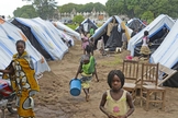 Centro de deslocados em Moçambique. O país tem mais de 560 mil cidadãos que foram expulsos de suas casas e vilas. (Foto: Portas Abertas)