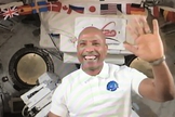 Victor Glover é astronauta e tem compartilhado como a leitura bíblica o fortalece em sua missão no espaço. (Imagem: YouTube / Reprodução)