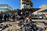 Ataques de homens-bomba em um mercado de Bagdá deixaram pelo menos 32 mortos e mais de 100 feridos. (Foto: Reuters)