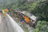 Ônibus saiu da pista e tombou, em Guaratuba, no Paraná. (Foto: Arquivo Pessoal/Juliano Neitzke)