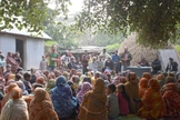 Imagem ilustrativa de pessoas reunidas em vilarejo de Bangladesh. (Foto: Refuser la misère)