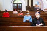 Fiéis em igreja usando máscaras e mantendo distanciamento social. (Foto: Luis Alvarez/Getty Images)