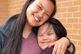 Janessa e sua irmã, Kayla, com síndrome de Down. (Foto: Janessa Saelee)