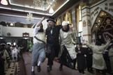 Judeus dançam em uma mesa enquanto celebram a festa de Purim em Jerusalém, em 17 de março de 2014. (Foto: Reuters)