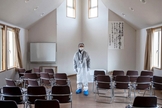 Reverendo Akira Sato usa traje de proteção no templo abandonado da antiga Primeira Igreja Batista Bíblica de Fukushima. (Foto: AFP)