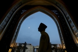 Homem em uma mesquita de Kuala Lumpur, na Malásia, em maio de 2019. (Foto: Annice Lyn/AP)